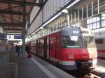 420 414 wartet in Stuttgart Hbf als S-Bah auf die Abfahrt. Warum diese eine oben fuhr, ist mir nicht bekannt. (April 2014)