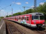 420 477 steht zusammen mit weiteren 4 Einheiten im Bahnhof Kornwestheim. 
Diese Fahrzeuge warten entweder auf den Transport zum Schrotti oder auf neue Einsätze. Die Fristen der meisten Fahrzeuge sind eigentlich vielversprechend, aber auf den allgemeinen Zustand kommt es ja an. Dieser soll bei diesen Fahrzeugen nicht ganz so dolle sein. 