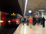 Am 7.12.13 wurden 420 463 sowie eine weitere Einheit von einem Haufen Fahrgästen gestürmt. 
Aufgenommen am Stuttgarter Hauptbahnhof (Tief). 