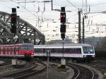 Neue alte Züge begegnen sich zwischen der Hohenzollernbrücke und dem Kölner Hbf.