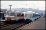 Niedernhausen am 2.10.1994: Um 11.45 Uhr stehen 420725 und 628449 in Richtung Frankfurt im Bahnhof.