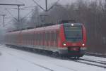 422 543-9 mit Schwesterzug 422 512-4 bei der Einfahrt in den Bahnhof Korschenbroich am letzten Tag des Jahres 2010.