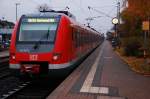 In Bttgen steht der Triebwagen 422 007-5 in Fahrtrichtung Neuss, er ist auf der Linie S8/S5 nach Dortmund unterwegs.25.11.2011