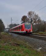 Ein S5/S8 Zug aus Mnchengladbach kommend fhrt gerade in Kleinenbroich ein, gefhrt wird der Zug vom 422 584-3. 1.12.2012
