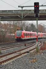Ein aus Dortmund kommender S5/S8 Zug verlsst gerade den Bahnhof Korschenbroich, an seiner Spitze ist der 422 526-4 nach Mnchengladbach zu sehen. 10.3.2013