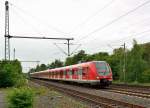 Hier ist der 422 063-8 an der Spitze eines S8-Zuges nach Hagen in Korschenbroich zu sehen am Samstag den 18.5.2013