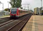 422 065-3 fhrt einen S8 Zug nach Hagen Hbf bei der Einfahrt in Bttgen....die Damen rechts haben es dann noch geschafft mit zu fahren....23.9.2013