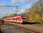 Eine S8 nach Hagen bei der Einfahrt in Korschenbroich, gleich ist der von 422 077-8 gefhrte Zug am Bahnsteig. 9.11.2013