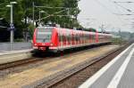 Ein S8-Zug nach Mönchengladbach fährt gerade in Korschenbroich.
Es ist der 422 081-0 Solingen mit einem Weltmeister Gruß der DB AG und der 422 059-6 als Doppelpack am Dienstag den 29.7.2014