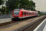Halbzug auf der S8. Es ist der  422 528-0 in Korschenbroich auf dem Weg nach Mönchengladbach Hbf. 29.7.2014