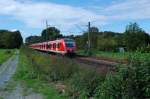 422 513-3 kommt hier in Kleinenbroich eingefahren, er führt einen S8-Zug nach Wuppertal Oberbarmen. 2.9.2014