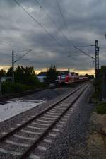 Einfahrt eines S8 Zuges, der vom 422 021-6 geführt hier in Kleinenbroich zu sehen ist. 11.9.2014