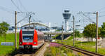 Am Nachmittag des 15.8.2017 erreicht 423 321 auf seiner Fahrt nach Feldmoching den Bahnhof Flughafen München Besucherpark