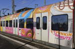 Die beiden Mittelwagen von Zug 423 044 der S-Bahn Köln machen Reklame für gesunde Ernährung. Aufgenommen in Troisdorf als Linie S 13 nach Sindorf am 29.11.17.