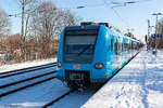 423 211, der die Werbebeklebung  Bahnland Bayern  trägt, erreicht am 29.12.2017 gerade Lochhausen