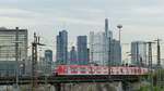 Ein 423 präsentiert sich kurz vor dem Abtauchen in den Citytunnel noch einmal vor der Frankfurter Skyline. Fotografiert vom 8.8.2017 12:37