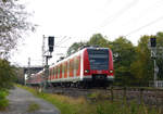 09. Oktober 2012, der Triebzug 423 223 der S-Bahn München fährt bei Johannisthal in Richtung Saalfeld. In welchem DB-Werk dessen Revision (zu der er ja sicher fährt) durchgeführt wird, habe ich noch nicht ermitteln können.