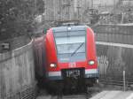 Es regnet gerade in Mnchen, als 423 244 Einfahrt in den S-Bahnhof Hackerbrcke erhlt. Dieser S-Bahn Triebzug kommt gerade vom Hauptbahnhof und verlsst die Stammstrecke, um nach Tutzing zu fahren. 04.07.2007