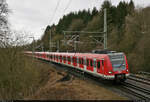 Vom Beketal, da komm ich her
und bringe Abwechslung in den Regionalverkehr.

Besuch aus Köln und dem Saarland gab es in Altenbeken mit 423 044-7, einem weiteren 423 sowie am Schluss 425 067-6. Weiter ging die Fuhre über Eisenach Richtung Halle (Saale).
Der Tf setzte einen hörbaren Gruß an den ziemlich unvorbereiteten Fotografen ab. Beste Grüße zurück!

🧰 S-Bahn Köln (DB Regio NRW) | Saarland
🕓 16.2.2022 | 13:46 Uhr