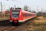 423 295 mit einem Schwesterfahrzeug die Linie S11 am 17.03.2023 in Köln-Mülheim. Aufgrund von Bauarbeiten verkehrt die S11 zu dem Zeitpunkt nur zwischen Bergisch Gladbach und Köln-Nippes bzw. zwischen Düsseldorf Flughafen Terminal und Dormagen/Köln-Worringen.