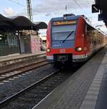 423 454-8 als S2 im Bahnhof Hofheim / Taunus in Richtung Niedernhausen