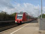 ET 423 791-3 fhrt kommend aus  Bergisch-Gladbach  in den Haltepunkt  Kln-Holweide  ein. Das Ziel ist  Dsseldorf-Werhahn .