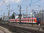 423 xxx-x + 423 xxx-x mit der S-Bahn richtung Wolfratshausen kurz vor der einfahrt in Heimeranplatz, 7.4.2009