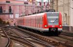 423 022 und ein weiterer Triebzug erreichen am 26.10.09 in krze den Alexanderplatz auf der Fahrt nach Potsdam Hbf.
