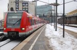 Die 423 946-3 und eine weitere 423  S-Bahn Ersatzverkehr  bei der Einfahrt in den Bahnhof Berlin Zoologischen Garten am 04.02.2010.