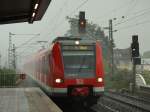 Land Unter! 423 054-6 und 423 090-6 sind bei starkem Platzregen als S12 von Dren nach Au (Sieg) unterwegs und erreichen dabei Siegburg/Bonn.