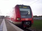 Die S 12 befahren mit einer Doppeltraktion 423. Der hintere ist 423 189, hier im Bahnhof von Merzenich am 03.04.2006