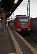 Am Zugschluss einer S11 hngt der Triebwagen 423 057-9 an. Der Zug verlsst gerade Dormagen in Richtung Bergisch Gladbach.4.Sep.2011