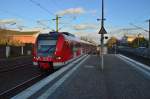 Ein S12 Zug der vom 423 198 gefhrt wird kommt gerade aus Richtung Kln in den Bahnhof Frechen-Knigsdorf eingefahren. Nach seinem Halt wird es noch bis Kerpen-Sindorf fahren. Sonntag 25.11.2012