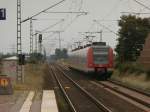 Nachschuss auf 423 542-0 als S11 nach Bergisch Gladbach. Soeben hat sie den Haltepunkt Allerheiligen verlassen und ist nun Richtung Dormagen unterwechs und schaut mit rot leuchtenden Rücklichtern in die Linse.

Allerheiligen 07.06.2014