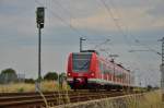 Am Blocksignal in Allerheiligen ist der 423 038-9 am 4.7.2014 bei wechselndem Wetter abgelichtet, er ist als S11 zum Flughafen Düsseldorf als Halbzug zu sehen.