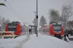 423 353-2 (links) und 423 358-1 (rechts)  am Bahnhof Altomünster am 30.12.2014 bei dickem Schneefall