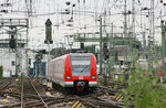 Vor mehreren Jahren gab es eine RE 9-Verstärkerleistung von Köln Hbf nach Au (Sieg)
die mit 423ern der S-Bahn Köln gefahren wurde, wie in diesem Falle von 423 040 + 423 191.
Das Foto wurde am 05. Juni 2009 aufgenommen und zeigt die beiden Fahrzeuge im Gleisvorfeld zwischen Köln Bbf und Hbf.