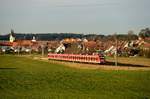 Der 423 155 und ein weiterer 423 haben gerade Markt Indersdorf verlassen und erklimmen nun die Steigung in Richtung Niederroth. Für das Dachauer Hinterland ist die Integration der ehemals dieselbetriebenen Linie A in das elektrische S-Bahn Netz Münchens bestimmt ein Gewinn - gelangt man doch nun umsteigefrei und schneller an den Marienplatz und den Stachus....Ried, 23. Dezember 2014.