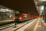 424 024  Seelze  und ein anderer Quitschie halten im winterlichen Bahnhof Langenhagen Mitte.