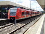 425 717-6 der S-Bahn Rhein-Neckar als S3 nach Karlsruhe Hbf steht in Mannheim Hbf auf Gleis 9.