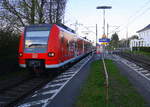 Die Rhein Niers Bahn (RB33) kommt aus Duisburg-Hbf nach Aachen-Hbf und kommt aus Richtung Mönchengladbach-Hbf,Rheydt-Hbf,Wickrath,Beckrath und hält in Herrath und fährt dann weiter in