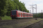 425 139 ist als RB Homburg - Trier unterwegs. Der Triebwagen passiert an dieser Stelle das Kraftwerk Ensdorf und wird gleich den Bahnhof Ensdorf erreichen. Bahnstrecke 3230 Saarbrücken - Karthaus am 09.05.2017