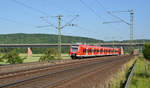 Der im Plan der Würzburger Möpse mitlaufende 425 146 verlässt am Morgen des 14.06.17 als RB nach Bamberg den Bahnhof Retzbach-Zellingen.