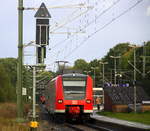 Die Rhein Niers Bahn (RB33) aus Aachen-Hbf-Heinsberg-Rheinand steht in Lindern und wartet auf die Abfahrt nach Heinsberg-Rheinland.
Aufgenommen vom Bahnübergang in Lindern.
Bei Sonnenschein und Regen am Nachmittag vom 22.10.2017.
