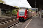 Am 25.10.2017 erreicht 425 232 als S2 nach Kaiserslautern den Hauptbahnhof Heidelberg.
