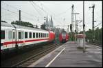 Whrend 425 105 und 425 xx2 als RB26  Rheinland-Bahn  von Kln nach Koblenz fahren, rollt auf dem Nebengleis die 101 077 mit dem InterCity 2027 von Hamburg-Altona nach Passau Richtung Kln