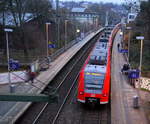 Ein Nachschuss von der Rhein Niers Bahn (RB33) aus Aachen-Hbf nach Heinsberg-Rheinland-Duisburg-Hbf und kommt aus Richtung Aachen-Hbf und hählt in Aachen-Schanz und dann weiter in Richtung Aachen-West,Laurensberg,Richterich,Kohlscheid,Herzogenrath,Palenberg,Zweibrüggen,Frelenberg,Geilenkirchen,Süggerath,Lindern,Brachelen,Hückelhoven-Baal,Baal,Erkelenz, Herrath,Beckrath,Wickrath,Rheydt-Hbf,Mönchengladbach-Hbf.
Aufgenommen von der Brücke in Aachen-Schanz. 
Am Morgen vom 16.1.2019.