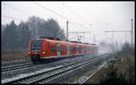Bei dichtem Schneetreiben ist hier am 4.1.2004 ein DB 425zig in Westerkappeln - Velpe um 10.25 Uhr in Richtung Rheine unterwegs.