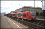DB 425002-3 steht hier am 1.10.2004 am Bahnsteig im HBF Magdeburg.