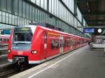 Diese Br.425 814-1 fuhr am 27.06.07 als RE von Stuttgart Hbf nach Rottweil, der hintere Zugteil fuhr bis Freudenstadt.
Aufgenommen im Stuttgarter Hbf.